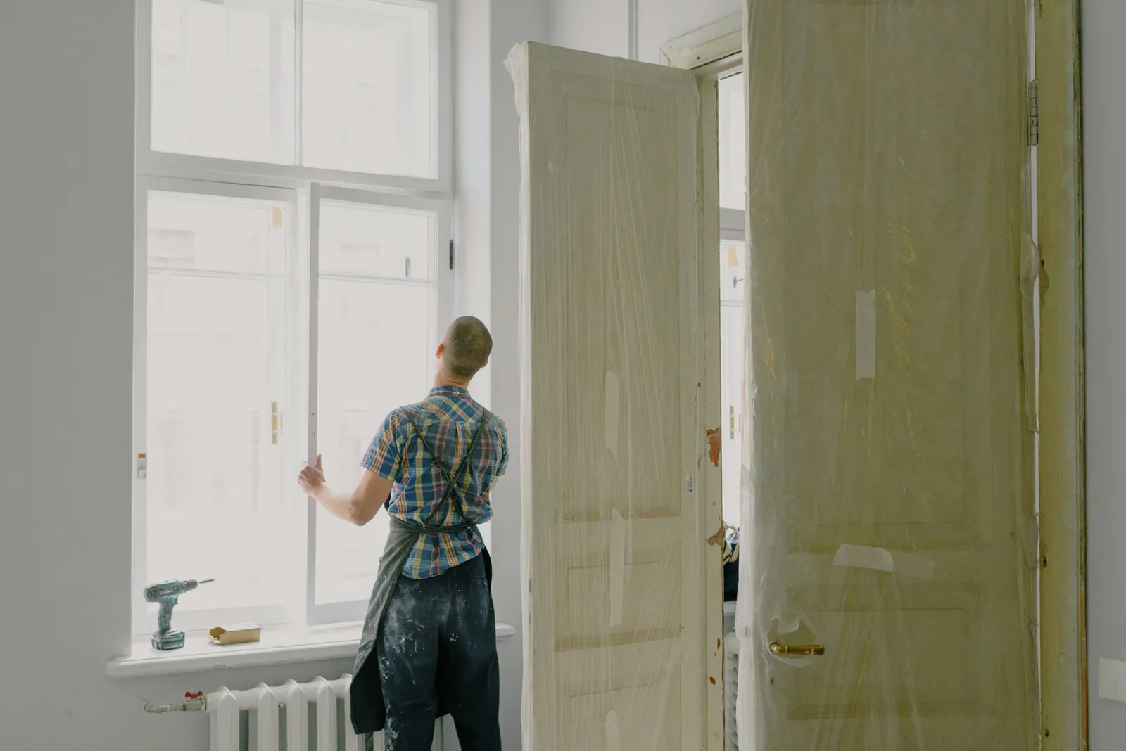 Morris Handyman tradesperson installing a fixture in a Kelowna home